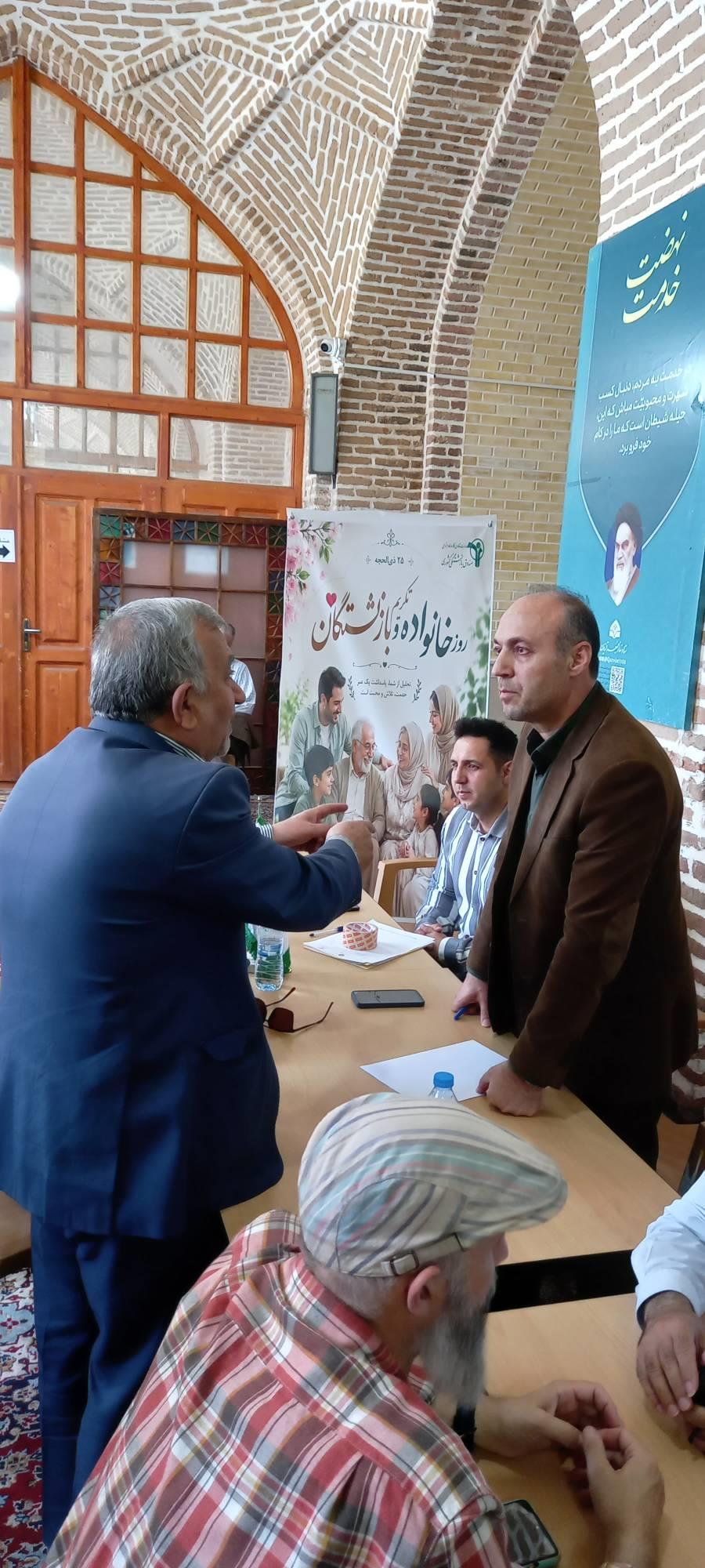 برپایی میز ارتباطات مردمی در نماز جمعه به مناسبت 25 ذی الحجه 2 2