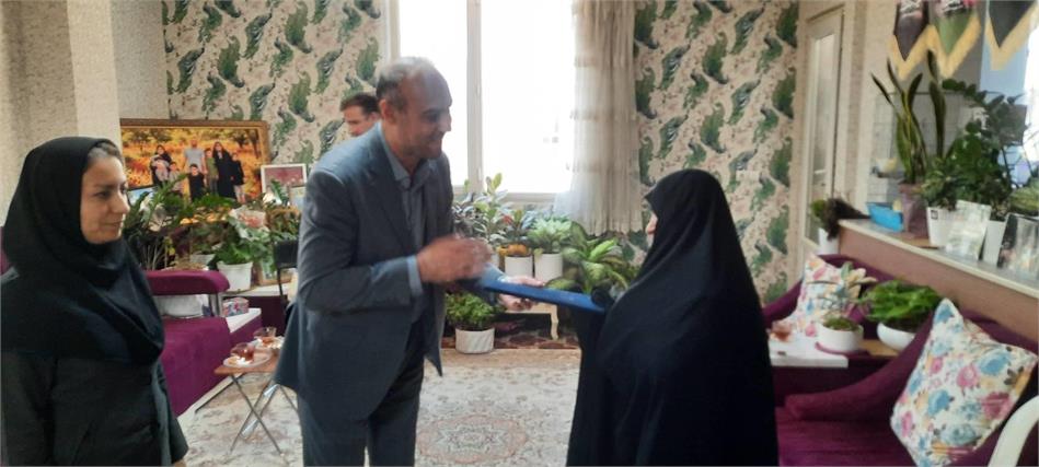 مدیر صندوق بازنشستگی استان قزوین از مادر شهید جنگ رمضان تجلیل کرد