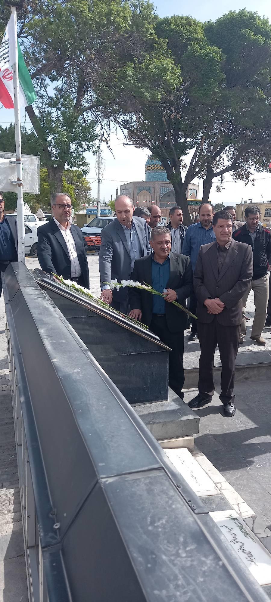 به مناسبت کاروکارگر مراسم غبارروبی و عطرافشانی در مزار شهدا برگزار شد